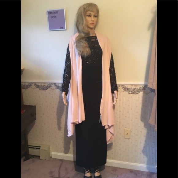 Pink shawl sleeveless poncho wrap with lace edging - Picture 3 of 8